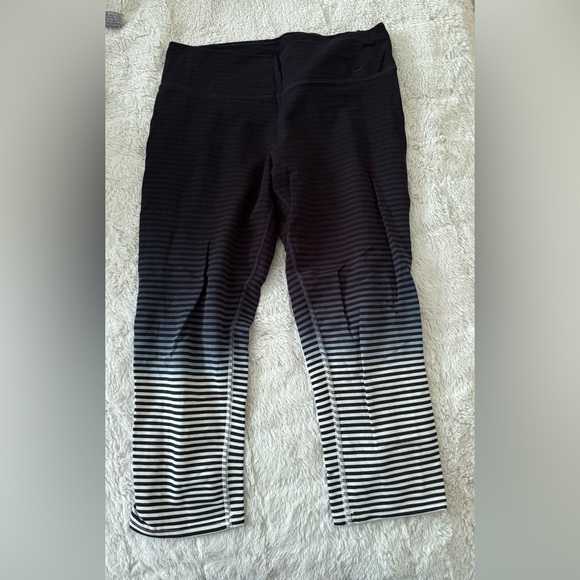 Nike ombré striped cropped leggings. Size medium - Picture 4 of 5